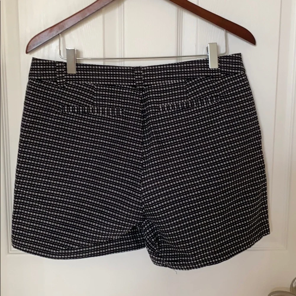 LIZ CLAIBORNE Women's Size 10 Petite Black & White Stitched Patterned Sh…